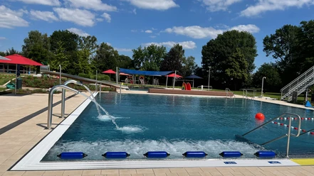 Freibad Gehlenbeck Freibad mit breitem Einstieg, Sprungturm, viel Grün und schattigen Bereichen für entspannte Stunden.