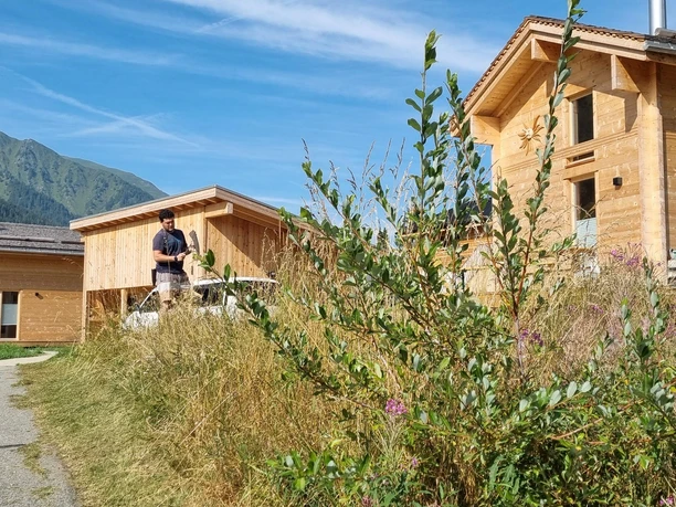 Haus Nord, Carport und Haus Süd im Sommer