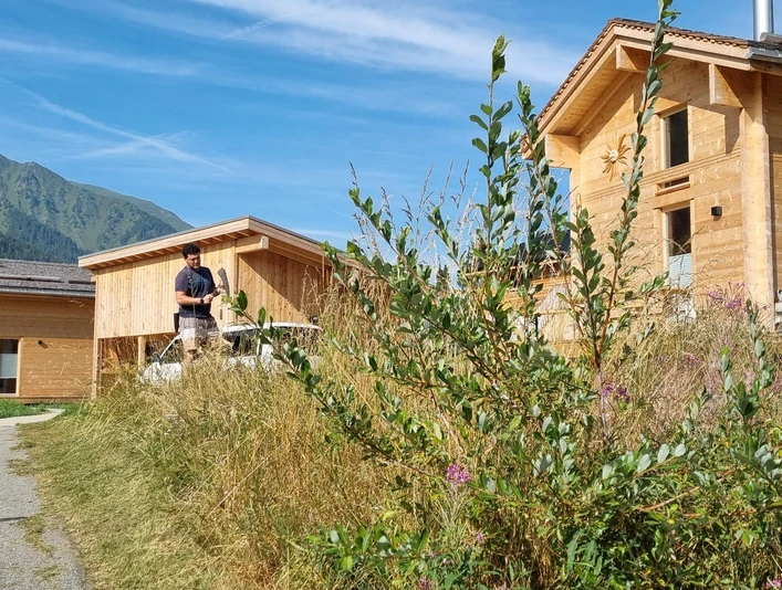 Haus Nord, Carport und Haus Süd im Sommer