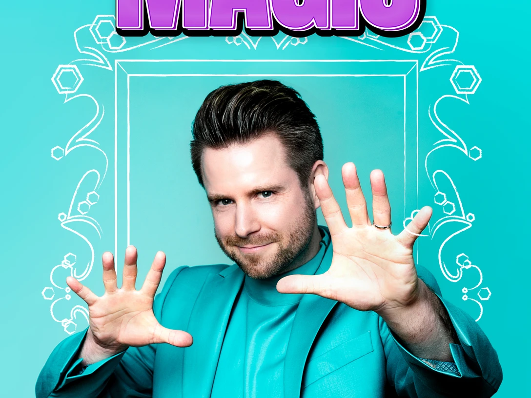 Cody Stone Plakat 2.jpg Cody Stone posiert in hellblauem Anzug vor blauem Hintergrund mit dem Text "Don't worry, be MAGIC".