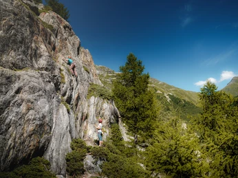Klettern mit dem Furkapass im Hintergrund