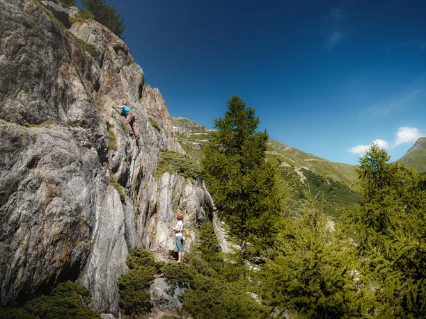 Klettern mit dem Furkapass im Hintergrund
