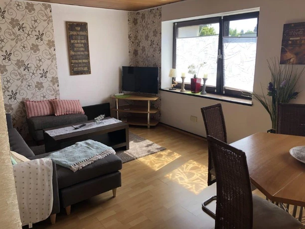 fewo_grasshoff_wohnzimmer.jpg Wohnzimmer und Essbereich mit Fernseher in Ecke