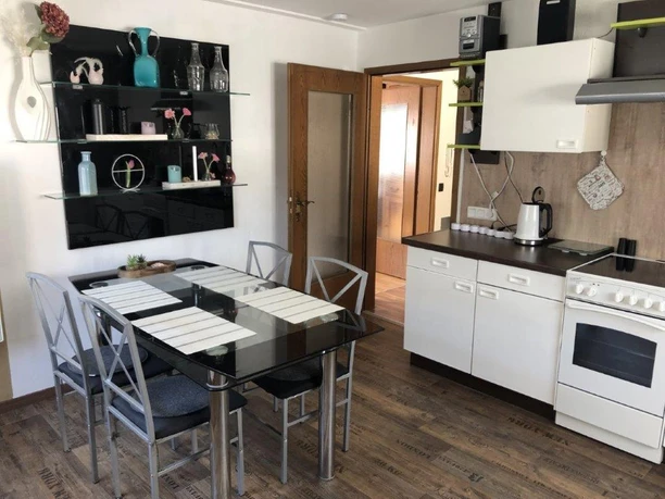 Küchenzeile mit Essplatz und vier Stühlen