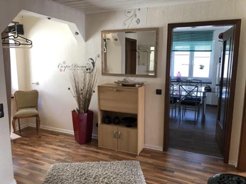 Flur mit Sideboard und Spiegel