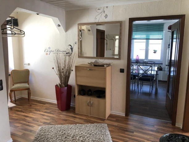 Flur mit Sideboard und Spiegel