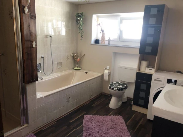 Badezimmer mit Badewanne