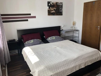 Schlafzimmer mit Doppelbett