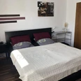 Schlafzimmer mit Doppelbett