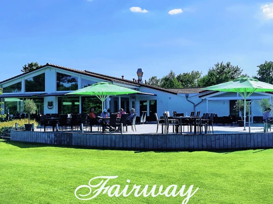 FAIRWAY_07.png Außenansicht des Restaurant Fairway mit Terrasse