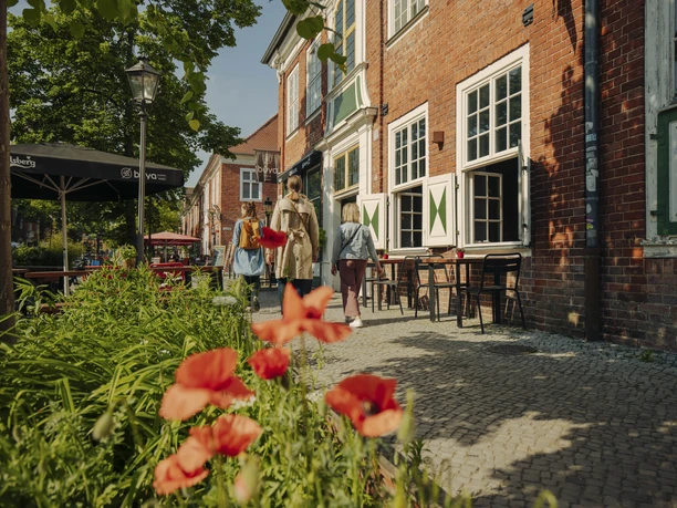 PMGS_Nimke_182 (c) PMSG Julia Nimke.jpg 3 Personen spazieren bei Sonnenschein durch das Holländische Viertel