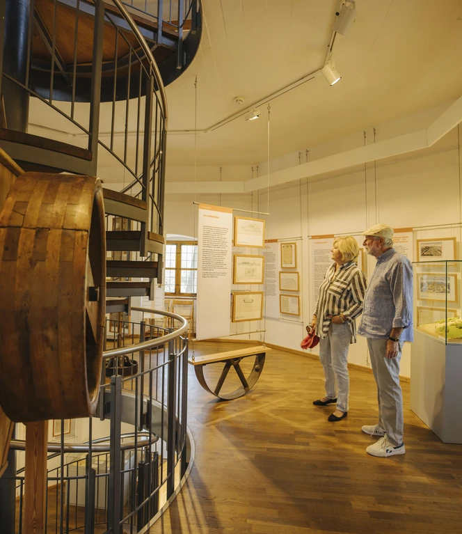 PMGS_Nimke_102 (c) PMSG SPSG Julia Nimke.jpg 2 Personen zu Besuch in der Ausstellung in der historischen Mühle von Sanssouci