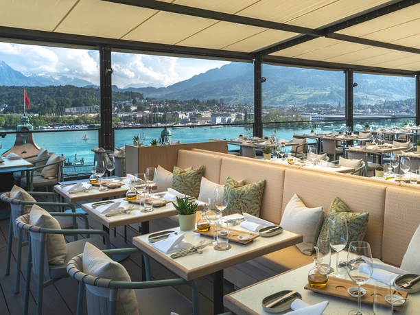 Gedeckte Terrasse des Scala Restaurants mit Blick auf Vierwaldstättersee und Berge