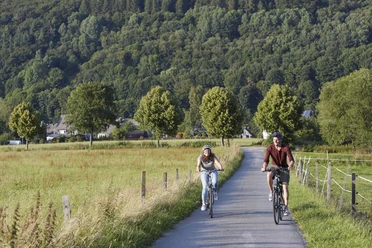 Biker-Paar auf Feldweg in Willingen Biker-Paar auf Feldweg in Willingen