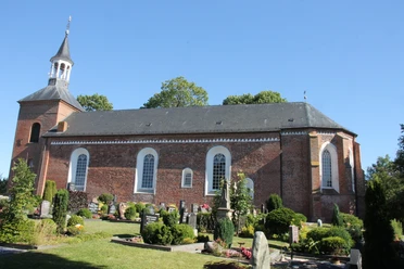 Blick auf die Kirche mit Friedhof im Vordergrund