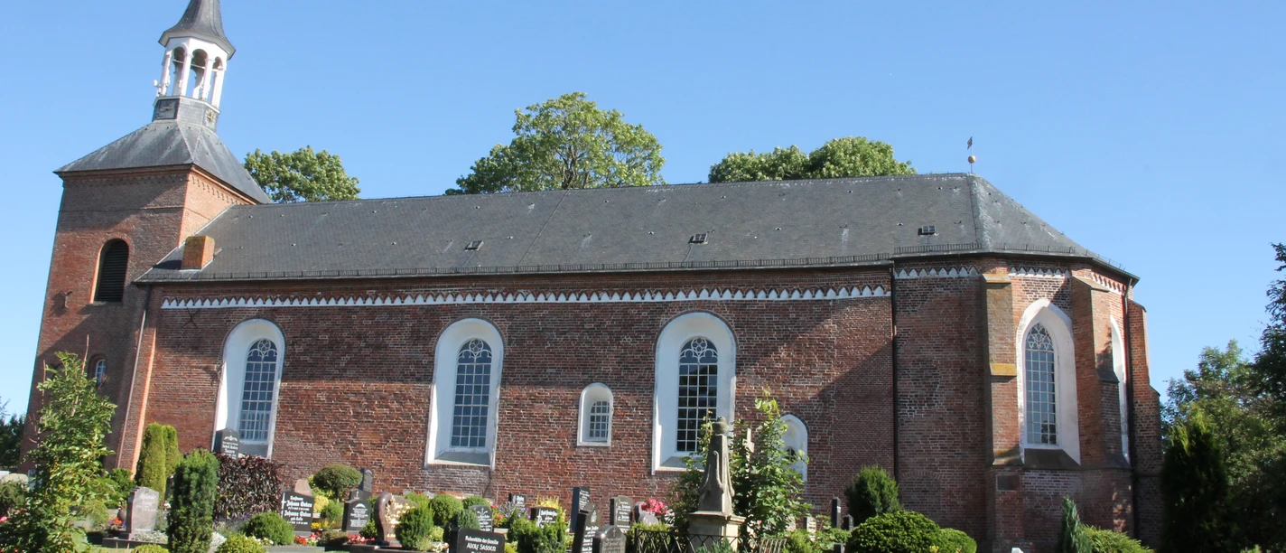 Blick auf die Kirche mit Friedhof im Vordergrund