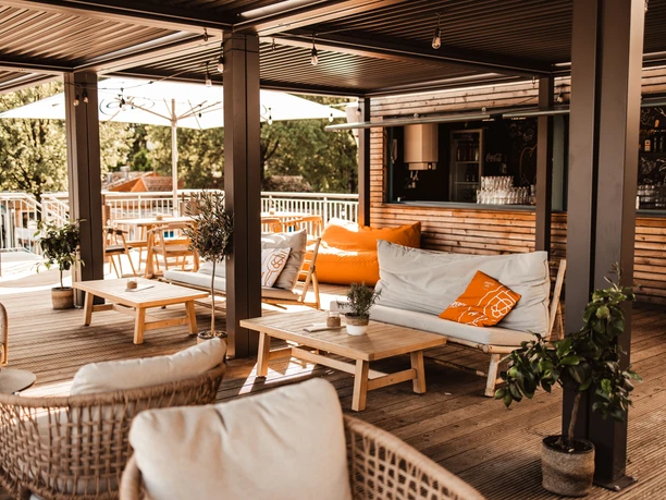 Überdachte Lounge im Strandgold am Weichelsee Überdachte Lounge im Strandgold am Weichelsee