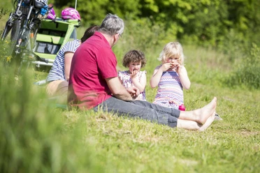 Familie mit Kindern bei einer Genusradeltour Familie mit Kindern bei einer Genusradeltour