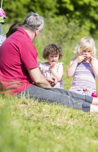 Familie mit Kindern bei einer Genusradeltour Familie mit Kindern bei einer Genusradeltour
