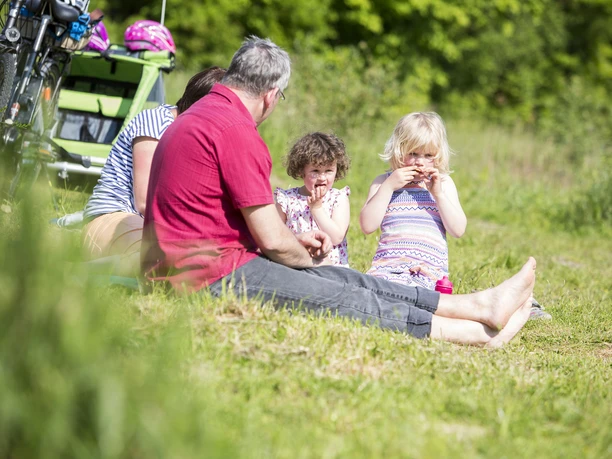 Familie mit Kindern bei einer Genusradeltour Familie mit Kindern bei einer Genusradeltour