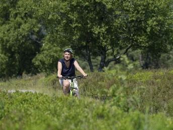 Bikerin auf einer Genussradeltour Bikerin auf einer Genussradeltour