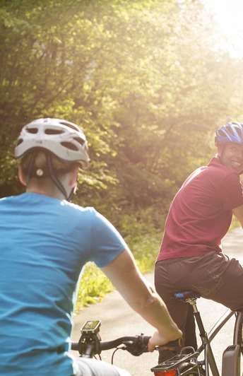 Biker-Paar beim Genussradeln im Sonnenschein Biker-Paar beim Genussradeln im Sonnenschein