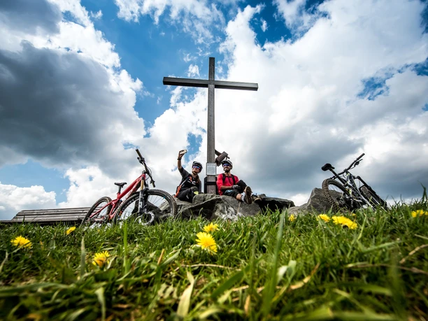 Mountainbiker am Gipfelkreuz Mountainbiker am Gipfelkreuz