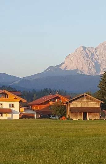 Hausansicht mit Wettersteingebirge