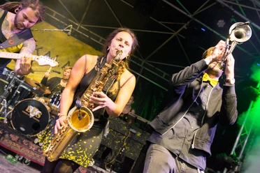 Let the bad times roll Open Air Live-Band mit Saxophonistin und Trompeter beim Open-Air-Auftritt.
