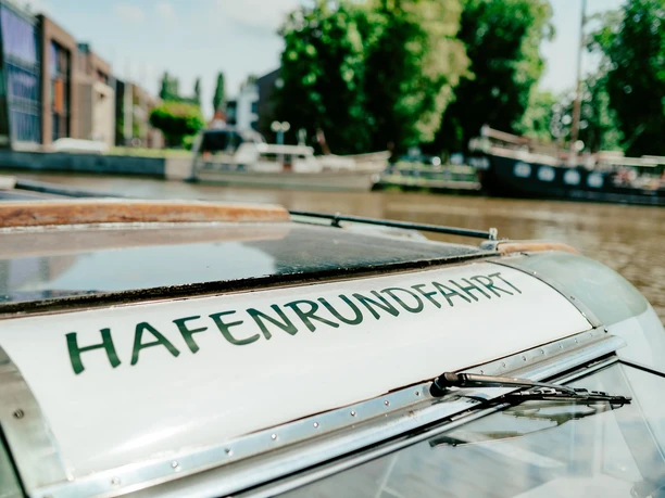 Hafenrundfahrt mit der Koralle im Freizeithafen in Leer Hafenrundfahrt mit der Koralle im Freizeithafen in Leer