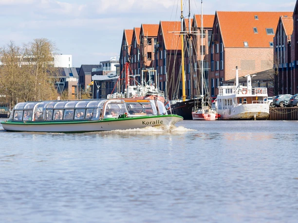 Hafenrundfahrt mit der Koralle im Freizeithafen in Leer