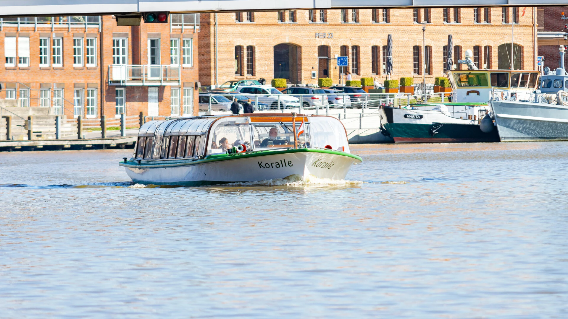 Hafenrundfahrt mit der Koralle im Freizeithafen in Leer
