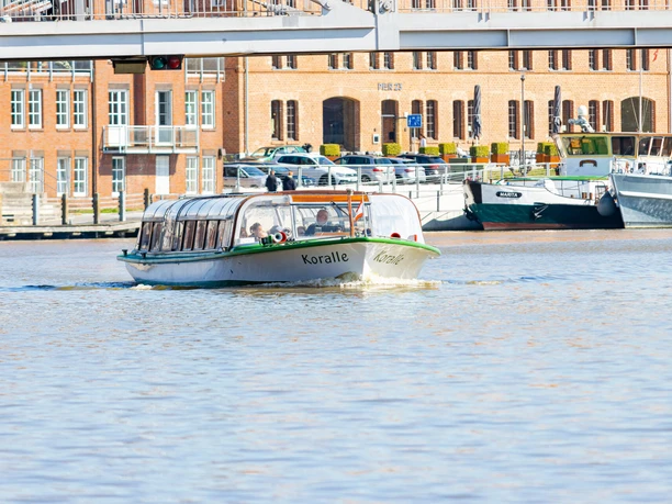 Hafenrundfahrt mit der Koralle im Freizeithafen in Leer Hafenrundfahrt mit der Koralle im Freizeithafen in Leer