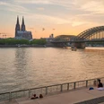 Rhine Boulevard Panoramablick auf den Rheinboulevard mit dem Kölner Dom und der eindrucksvollen Hohenzollernbrücke im Sonnenuntergang.Panoramic view of the Rhine boulevard with Cologne Cathedral and the impressive Hohenzollern Bridge at sunset.