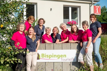 team-bispingen-touristik-snapshotz.jpg Das Team der Touristinformation Bispingen vor ihrem Gebäude in der Lüneburger Heide.