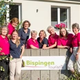 team-bispingen-touristik-snapshotz.jpg Das Team der Touristinformation Bispingen vor ihrem Gebäude in der Lüneburger Heide.The Bispingen tourist information team in front of their building in the Lüneburg Heath.Teamet fra Bispingen Turistinformation foran deres bygning på Lüneburger Heide.Het team van de toeristische dienst van Bispingen voor hun gebouw op de Lüneburger Heide.