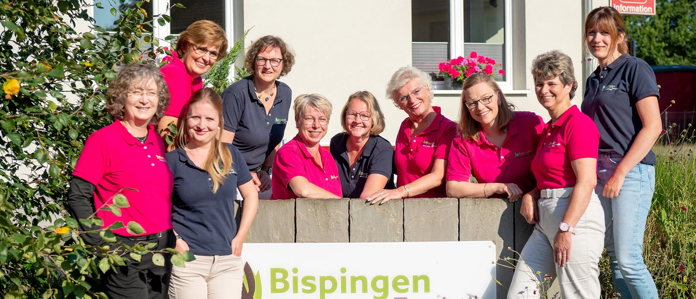 team-bispingen-touristik-snapshotz.jpg Das Team der Touristinformation Bispingen vor ihrem Gebäude in der Lüneburger Heide.