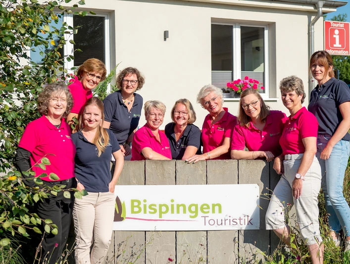 team-bispingen-touristik-snapshotz.jpg Das Team der Touristinformation Bispingen vor ihrem Gebäude in der Lüneburger Heide.The Bispingen tourist information team in front of their building in the Lüneburg Heath.Teamet fra Bispingen Turistinformation foran deres bygning på Lüneburger Heide.Het team van de toeristische dienst van Bispingen voor hun gebouw op de Lüneburger Heide.