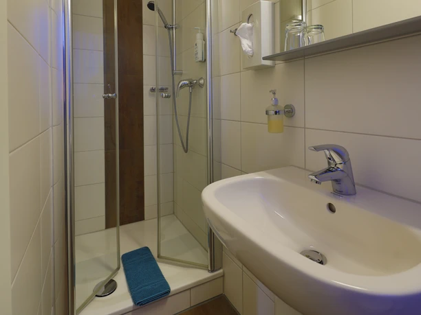 Badezimmer im Hotelzimmer-min.JPG