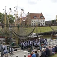 Sonntagskonzert im Hafen Greetsiel Ein Shanty-Chor singt vor historischen Krabbenkuttern im Hafen von Greetsiel für zahlreiches Publikum.