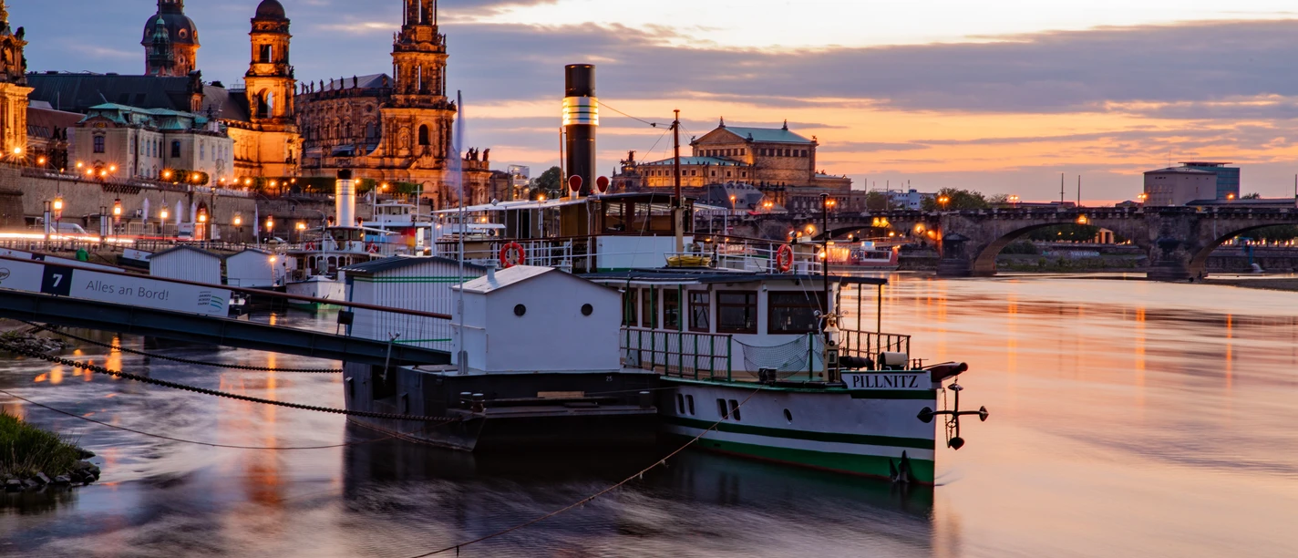 Dresden_Dampfer_Altstadt_Elbe_Sonnenuntergang_SRoseFotografie1.jpg Ein Dampfer an der Elbe mit Dresdens Altstadtsilhouette im warmen Sonnenuntergangslicht.