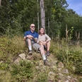 LeistruperWald-LeistruperWaldRoute-LeistruperWald-LTMGmbH-HirschmeierMediaGmbH&CoKG_059.jpg Zwei Personen sitzen auf einer Steinbank im Wald und genießen die sonnige Atmosphäre umgeben von Bäumen.