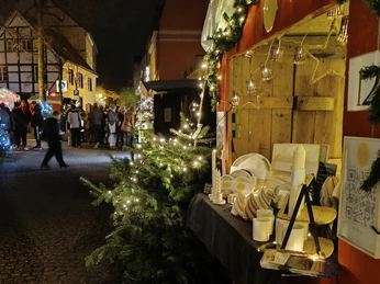 stand-dekoration-adventsmarkt-2023-altstadt-muelheim.jpg Stand mit Dekoration auf dem Altstadt-Adventsmarkt