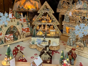 stand-holz-dekoration-adventsmarkt-2022-altstadt-muelheim.jpg Weihnachtliche Holzdekoration