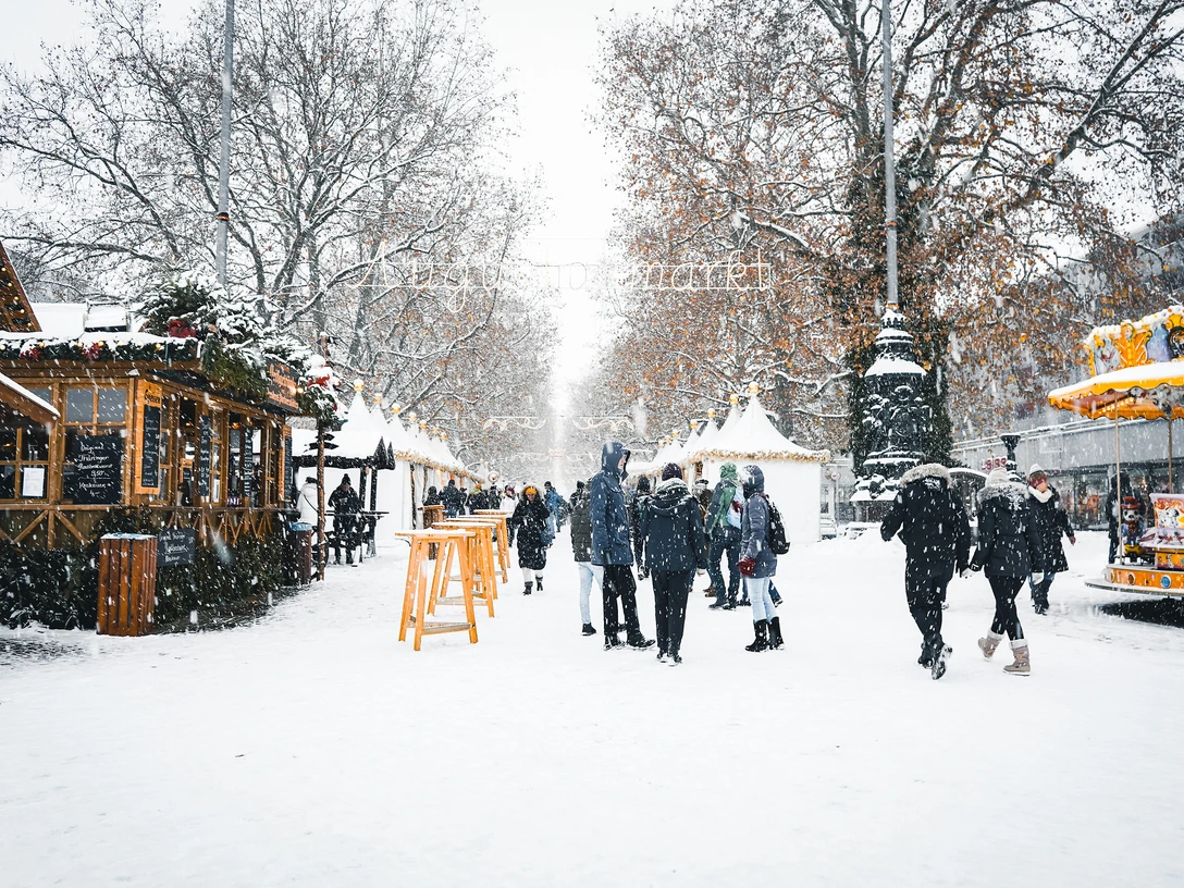 Augustusmarkt auf der Hauptstraße in Dresden.jpg