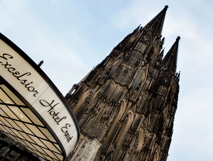 Excelsior Hotel Ernst_Cathedral of Cologne.jpg Domblick vom Eingang des Excelsior Hotel ErnstView of the cathedral from the entrance of the Excelsior Hotel Ernst