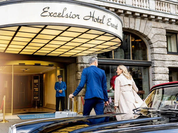 Excelsior Hotel Ernst_Arrival.jpg Eingang Excelsior Hotel Ernst