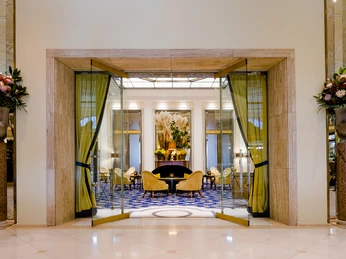 Excelsior Hotel Ernst_Wintergarten.jpg Wintergarten aus der Lobby heraus fotografiertWinter garden photographed from the lobby