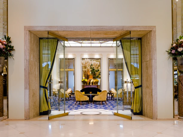 Excelsior Hotel Ernst_Wintergarten.jpg Wintergarten aus der Lobby heraus fotografiert