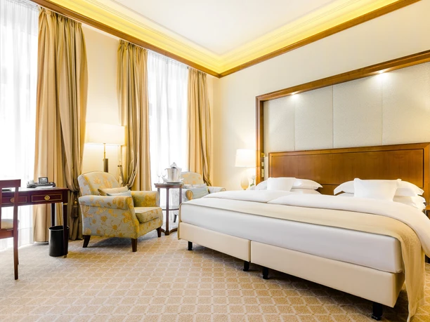 Excelsior Hotel Ernst_Double Deluxe.jpg Helles Hotelzimmer mit Doppelbett